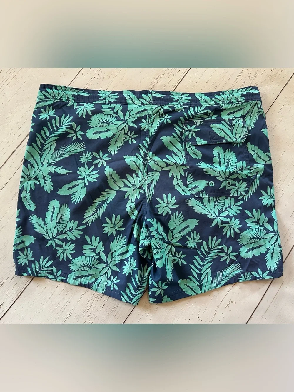 Vineyard Vines Men's Green and Blue Palm Leaf Printed Swim Trunks Size Small